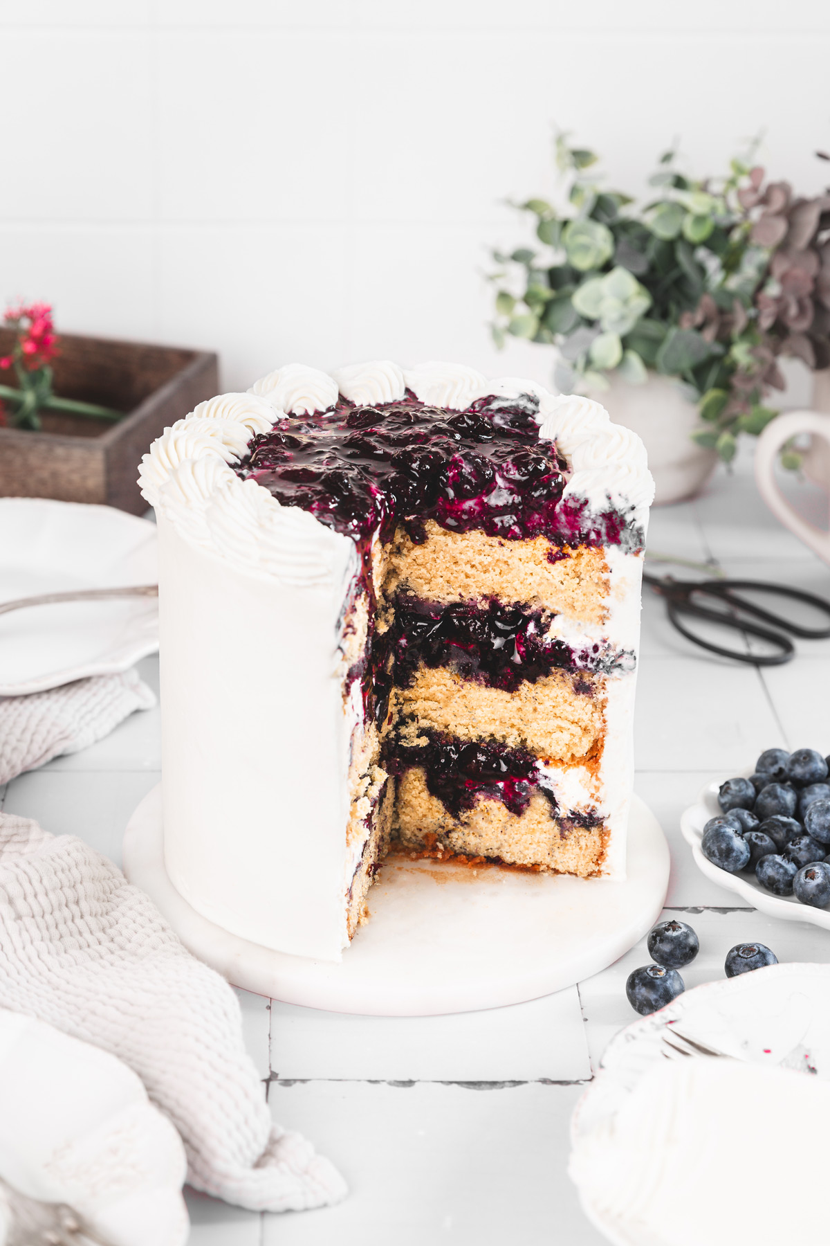 layer cake aux myrtilles sur une table