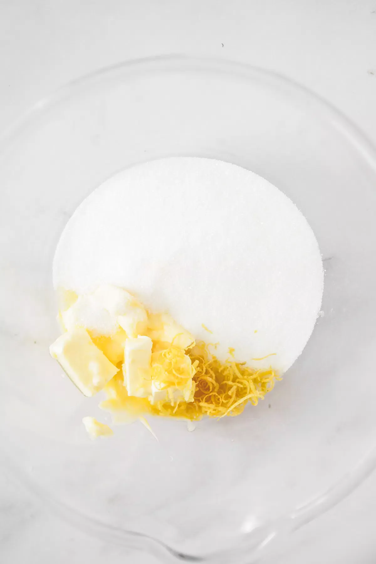 saladier avec sucre beurre et zeste de citron
