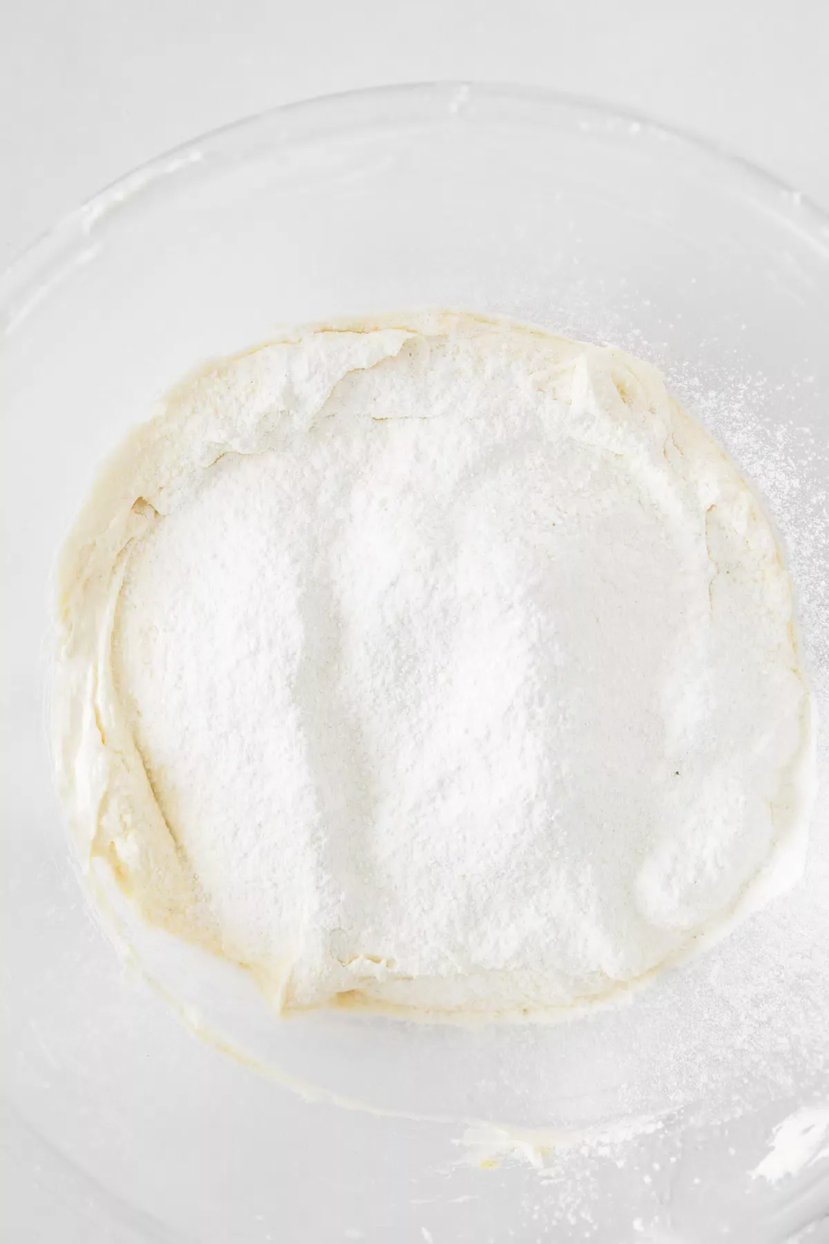 saladier avec pâte et farine