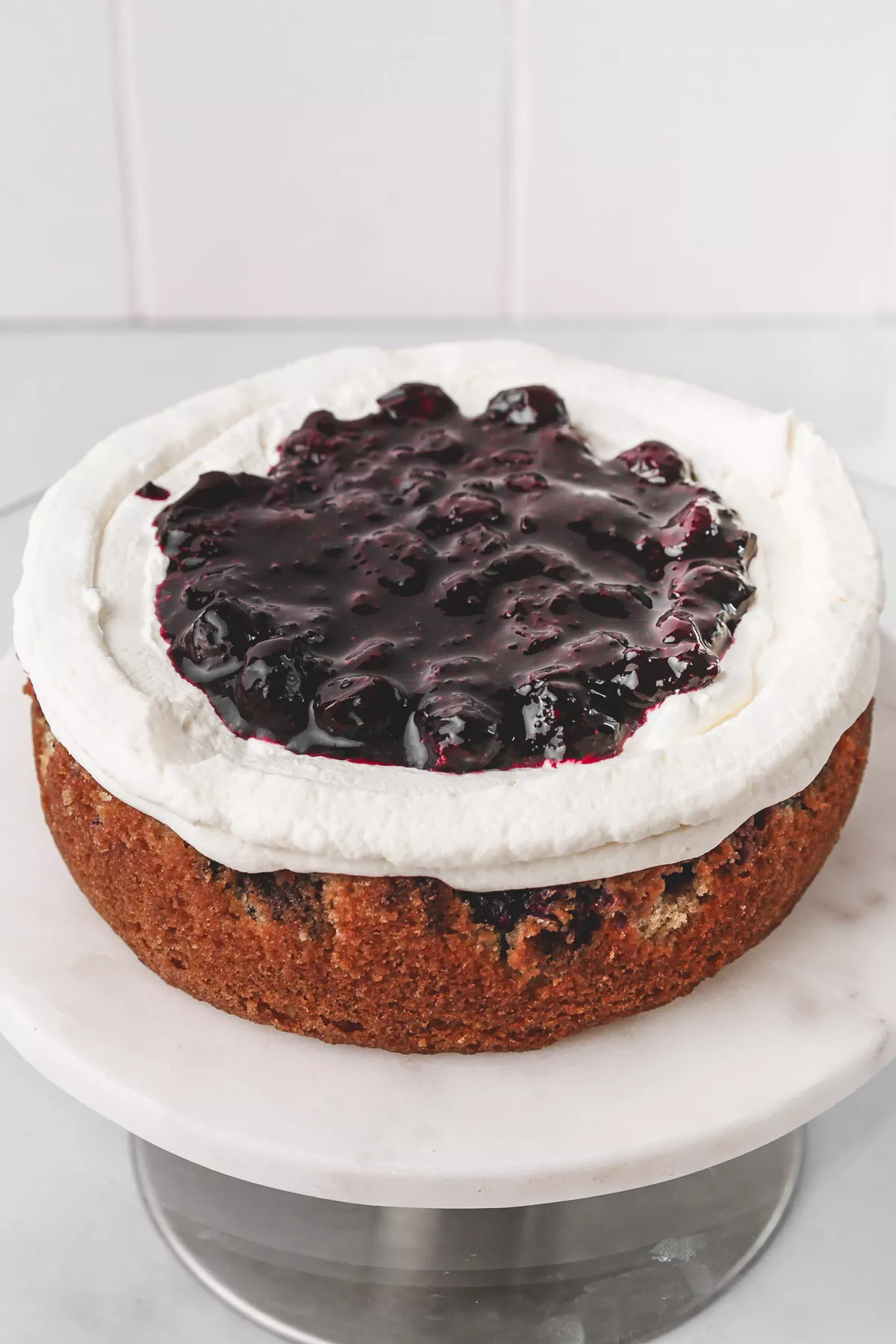 couche de génoise myrtilles avec chantilly mascarpone et garniture