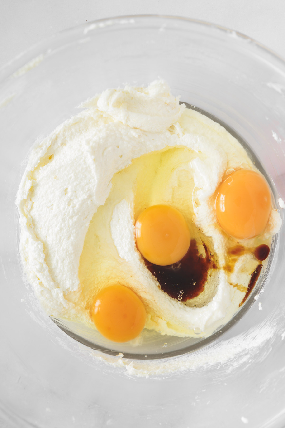 saladier avec beurre pommade et oeufs