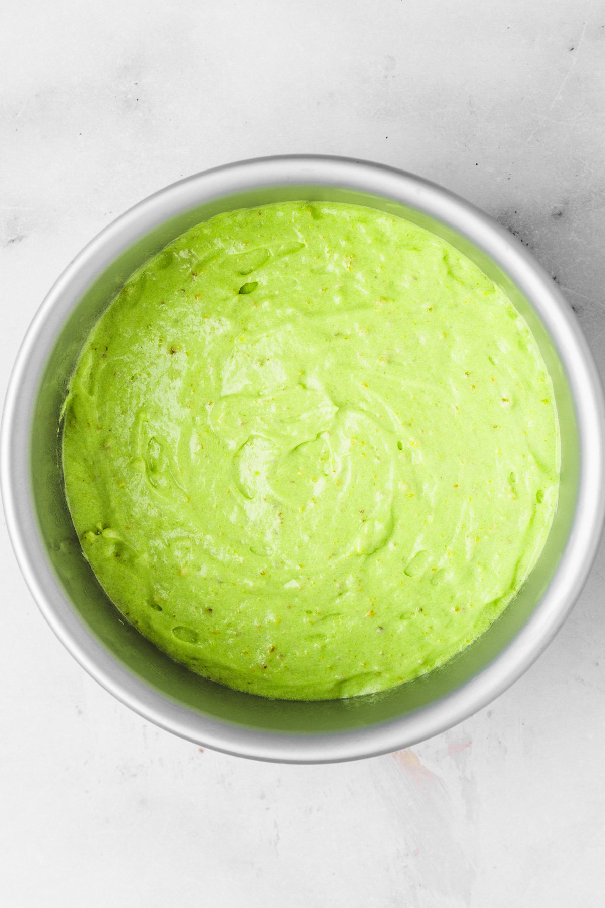 moule avec pâte à gateau verte