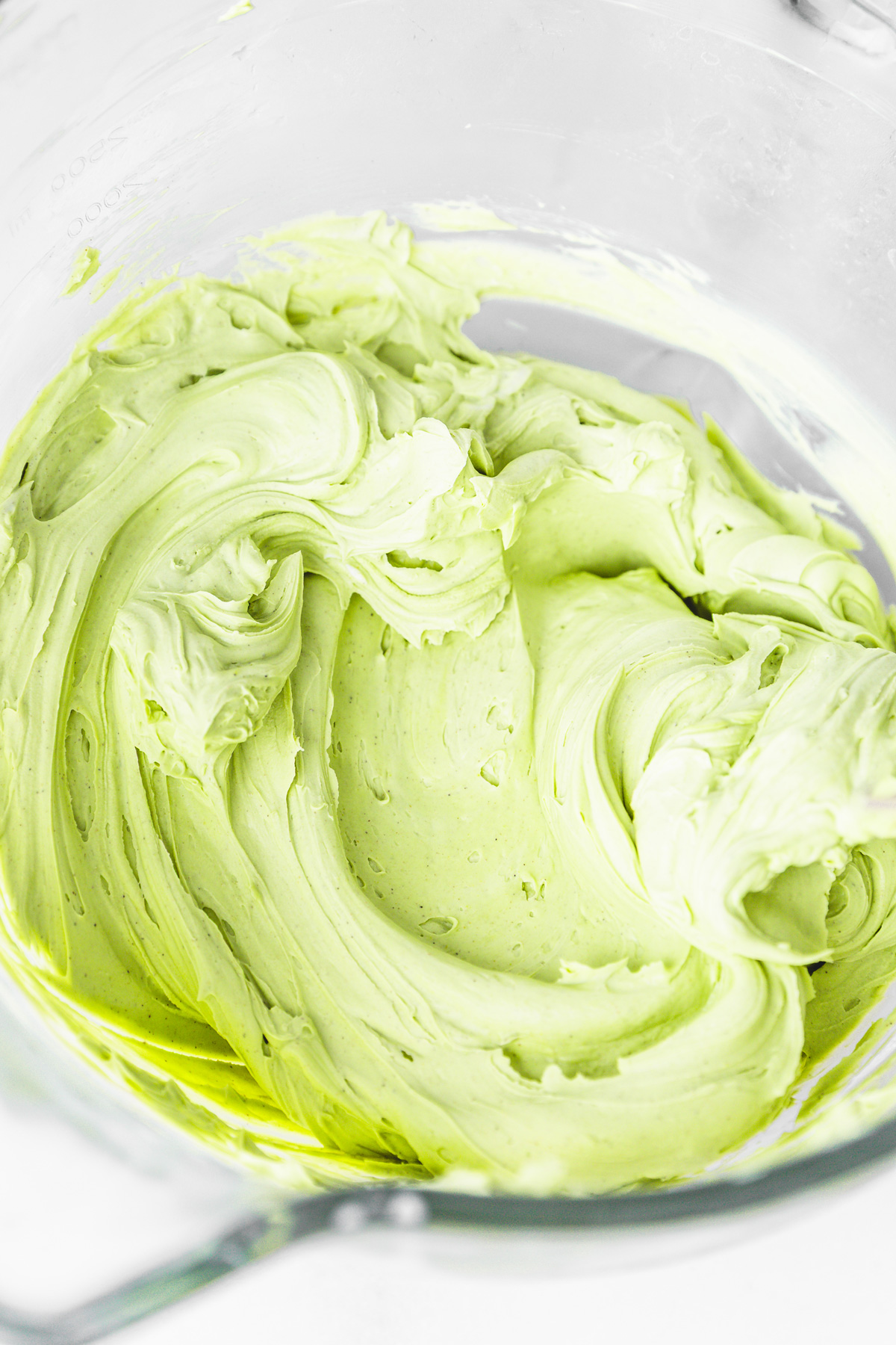 récipient avec ganache montée pistache