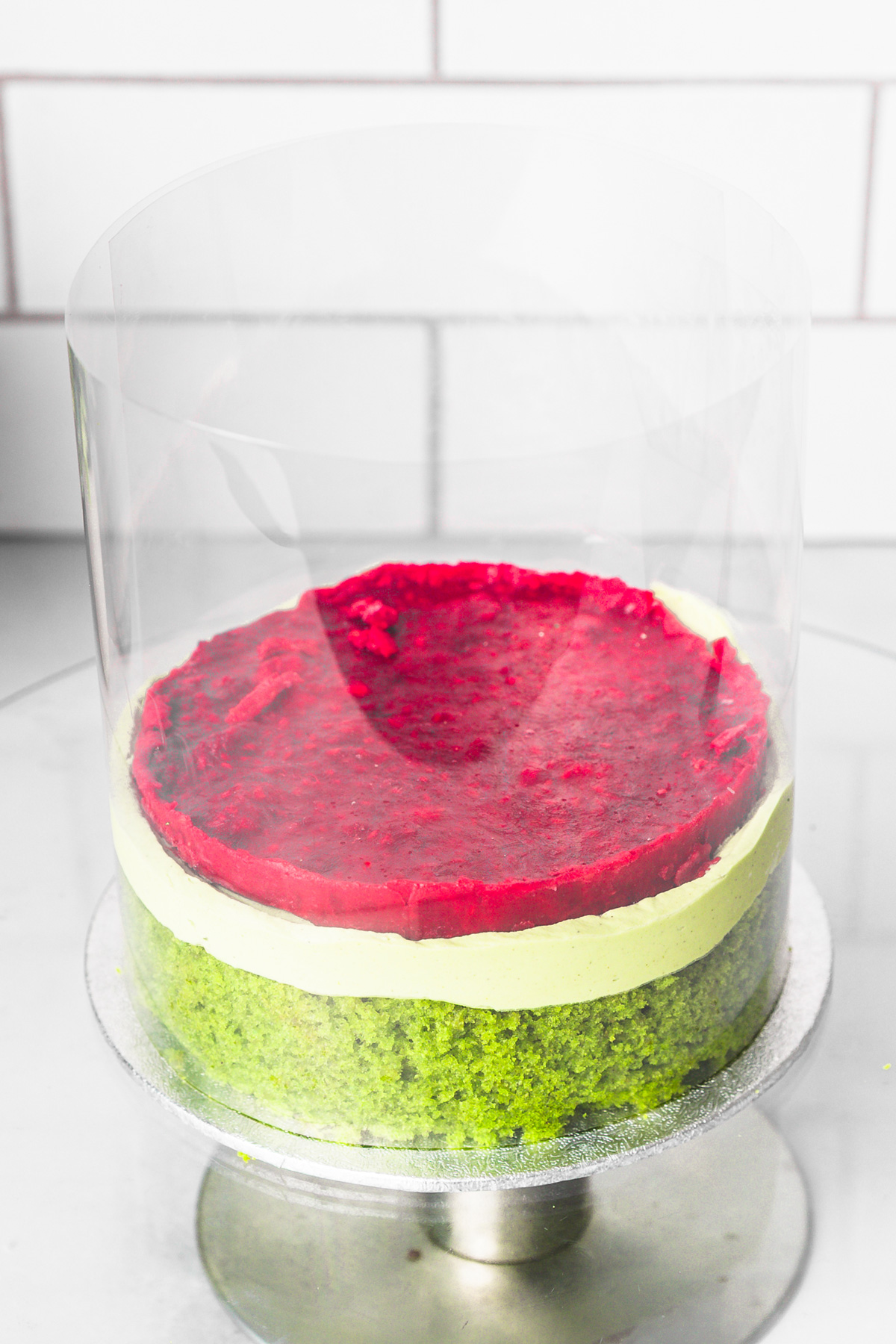 montage layer cake avec insert framboise