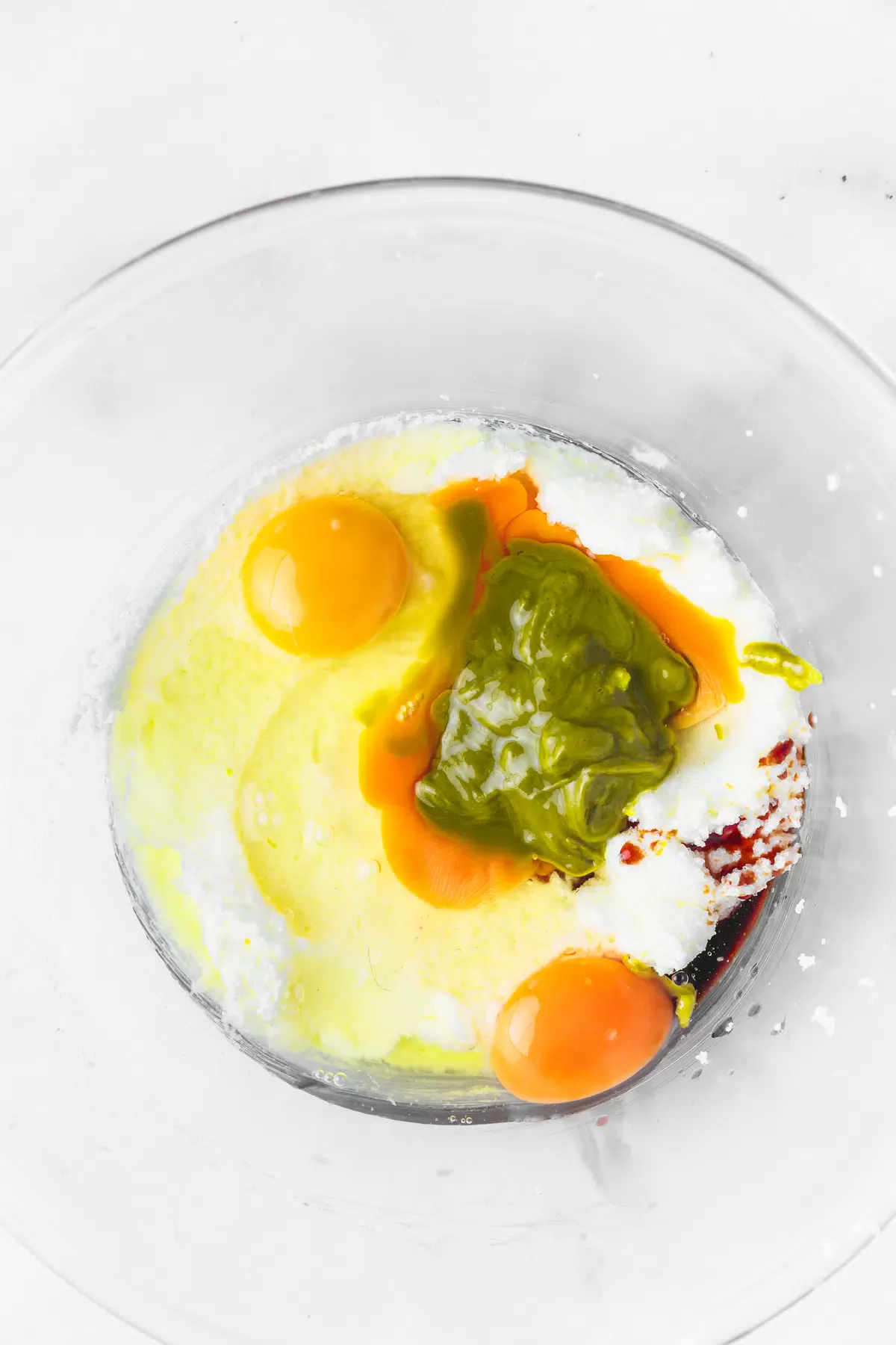 recipient avec oeufs et pâte de pistache