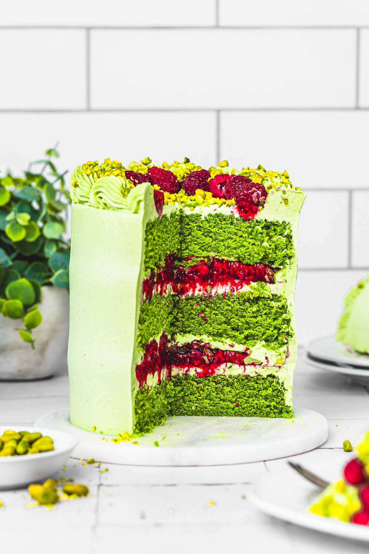 layer cake pistache framboise sur une table