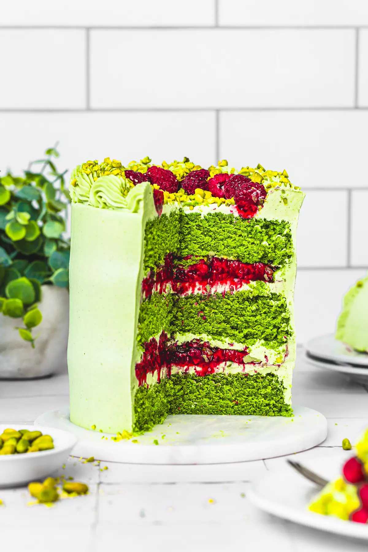 layer cake pistache framboise sur une table