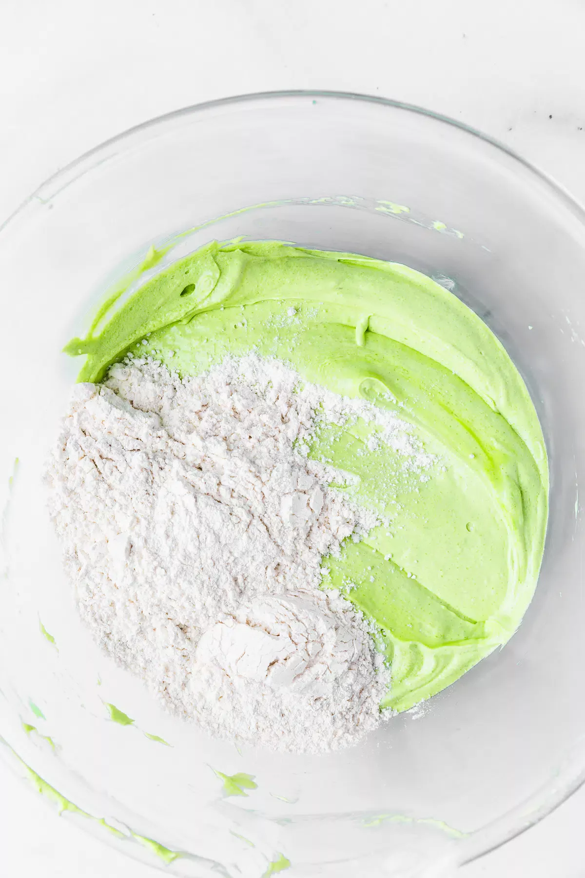 récipient avec pâte à gâteau verte