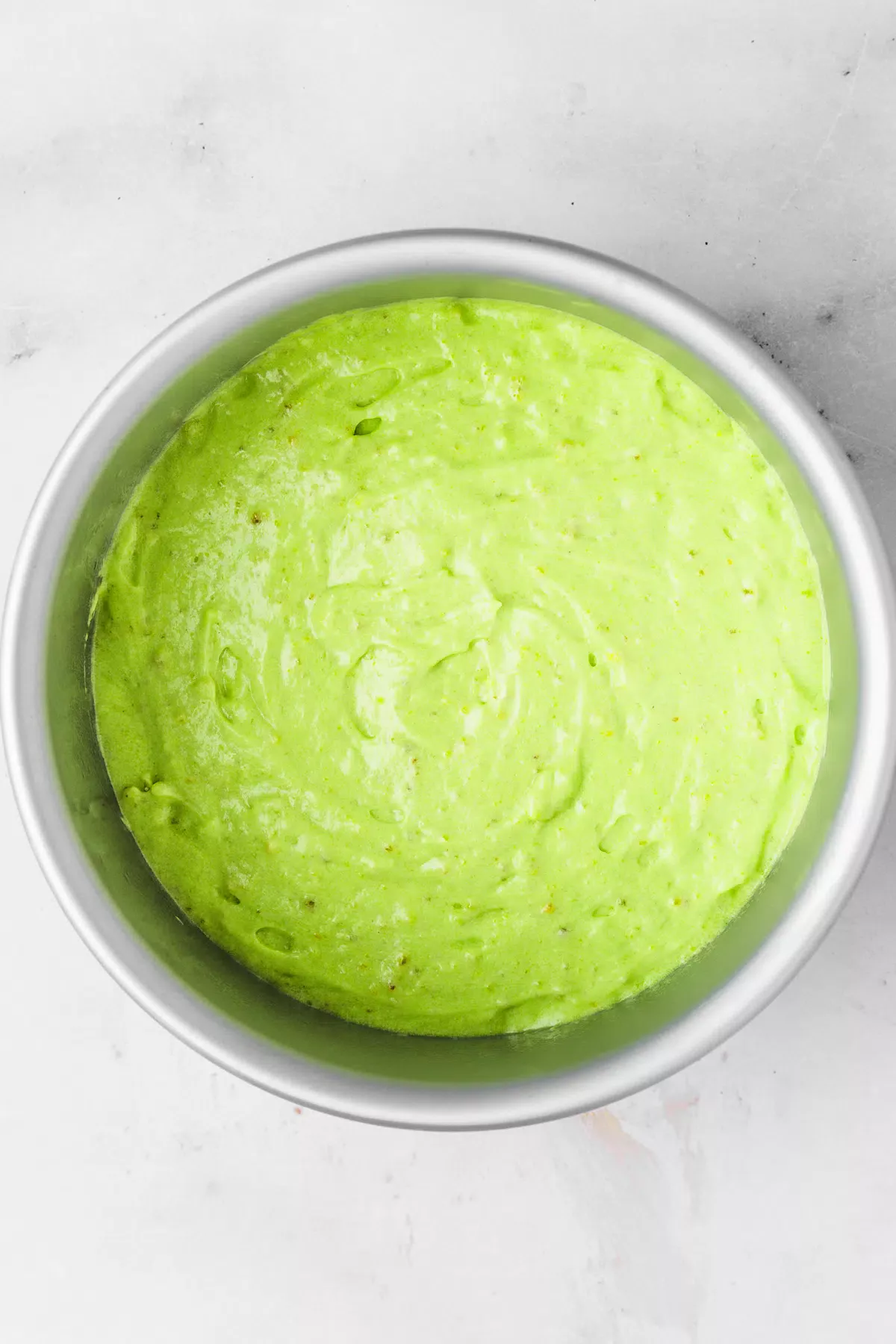 moule avec pâte à gateau verte