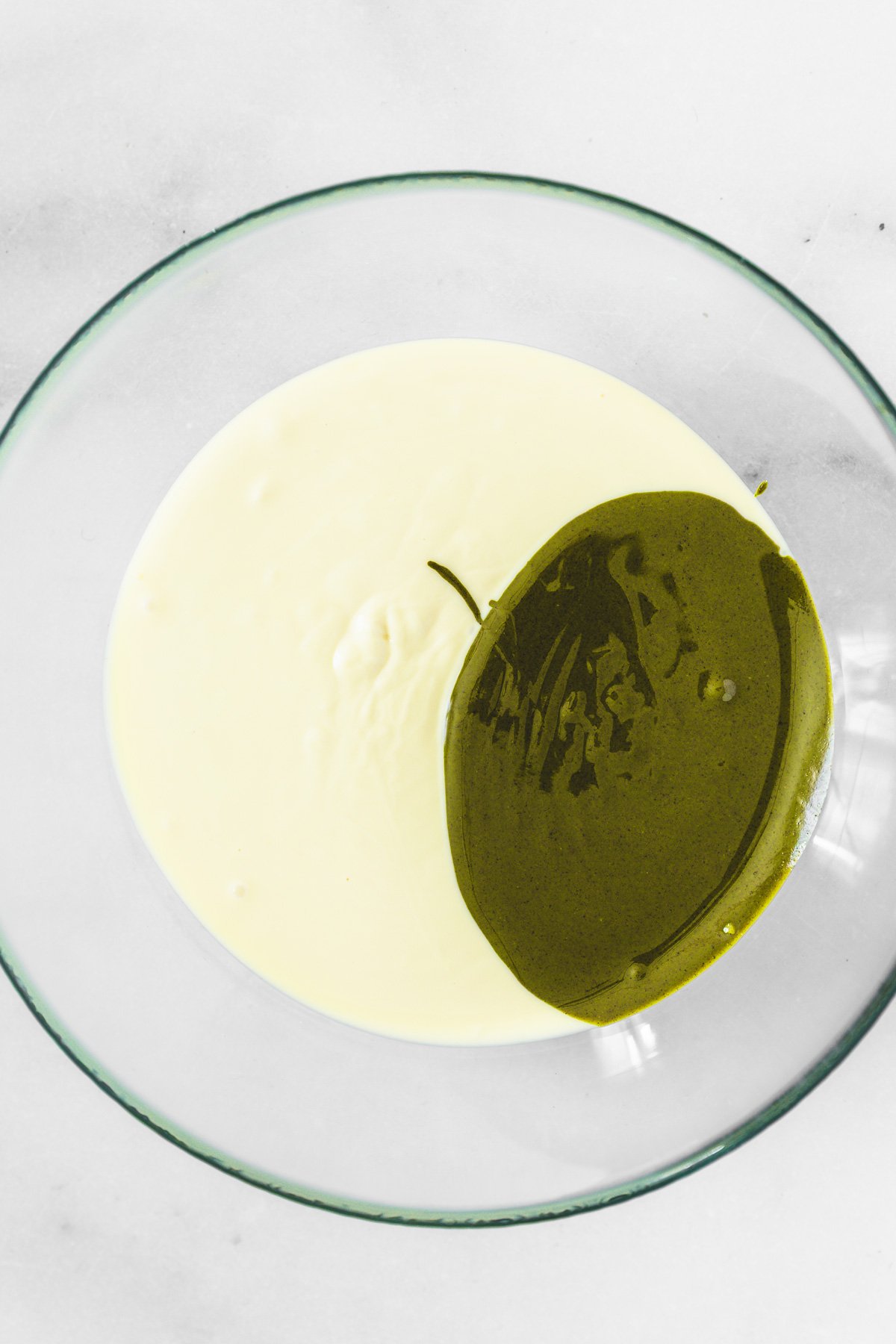récipient avec chocolat fondu et pâte de pistache pure