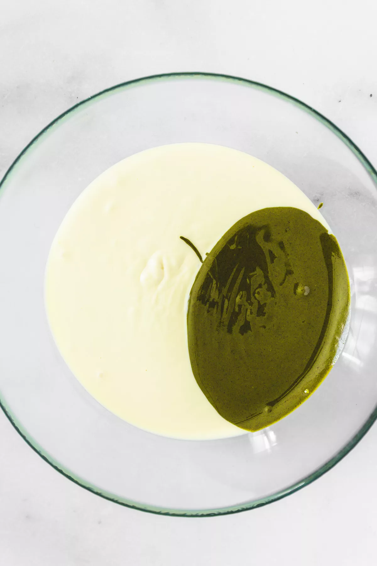 récipient avec chocolat fondu et pâte de pistache pure