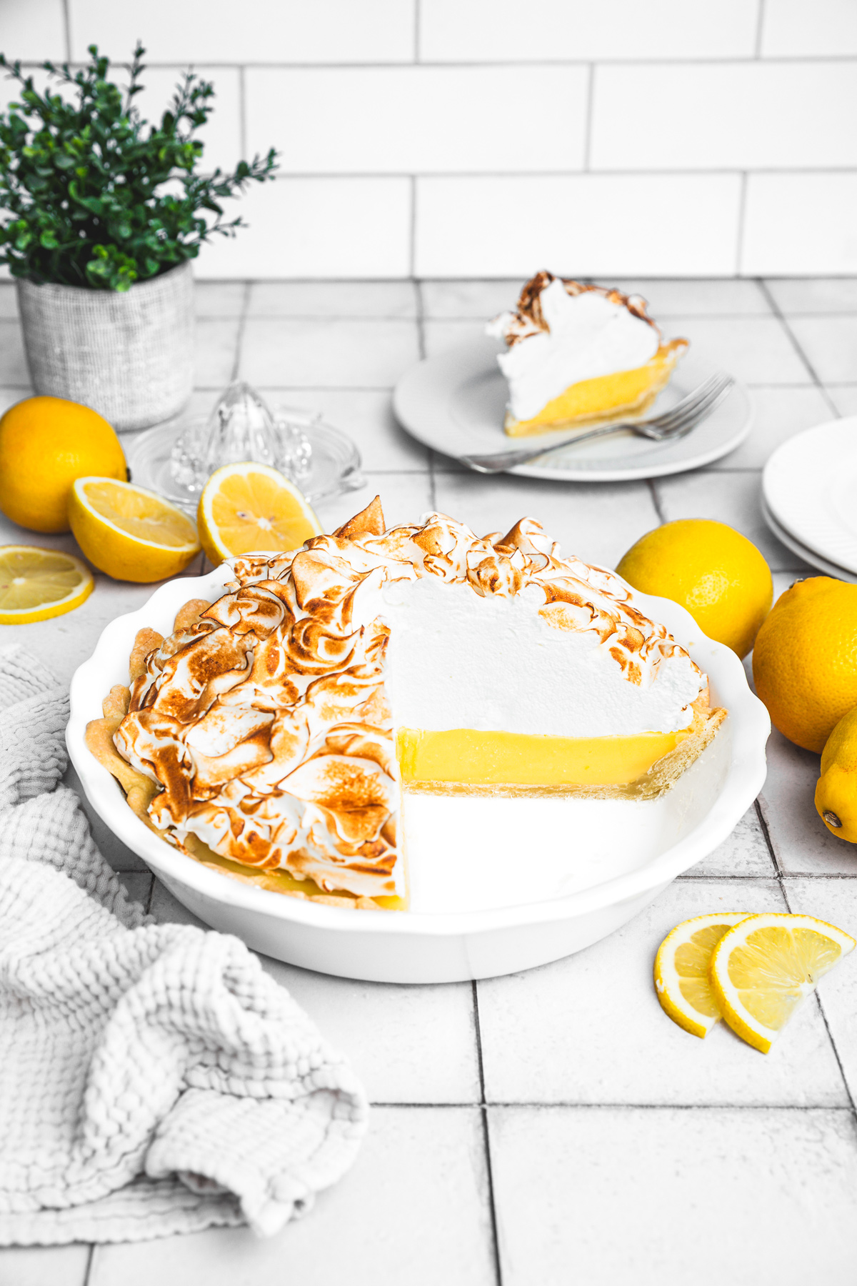 Part de tarte au citron meringuée servie dans une assiette sur la table
