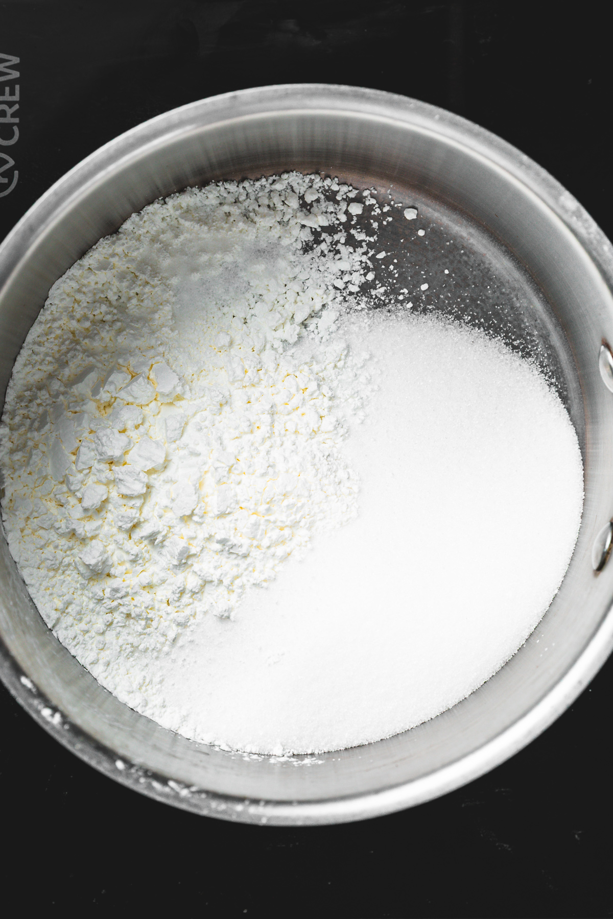 Casserole avec sucre et fécule de maïs pour la crème citron