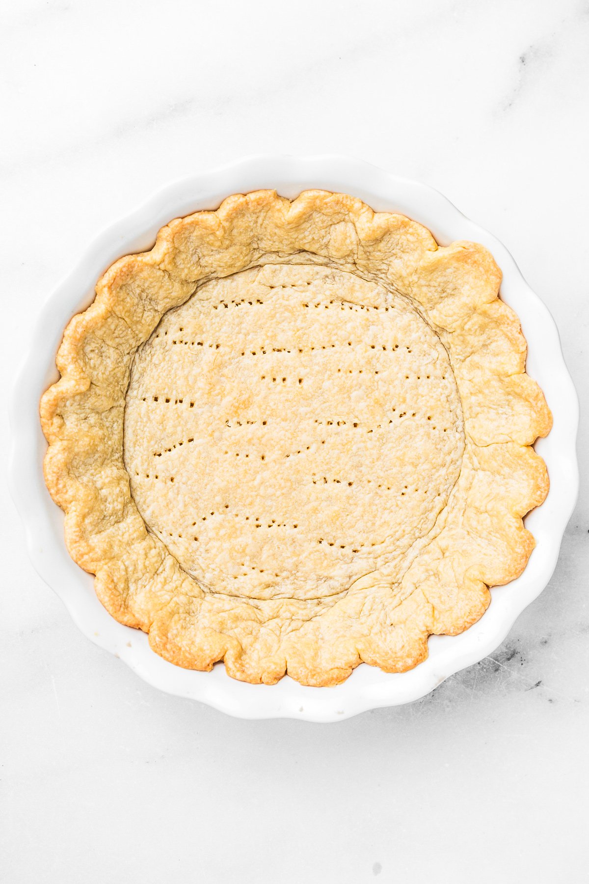 Fond de tarte cuit pour tarte au citron meringuée en train de refroidir