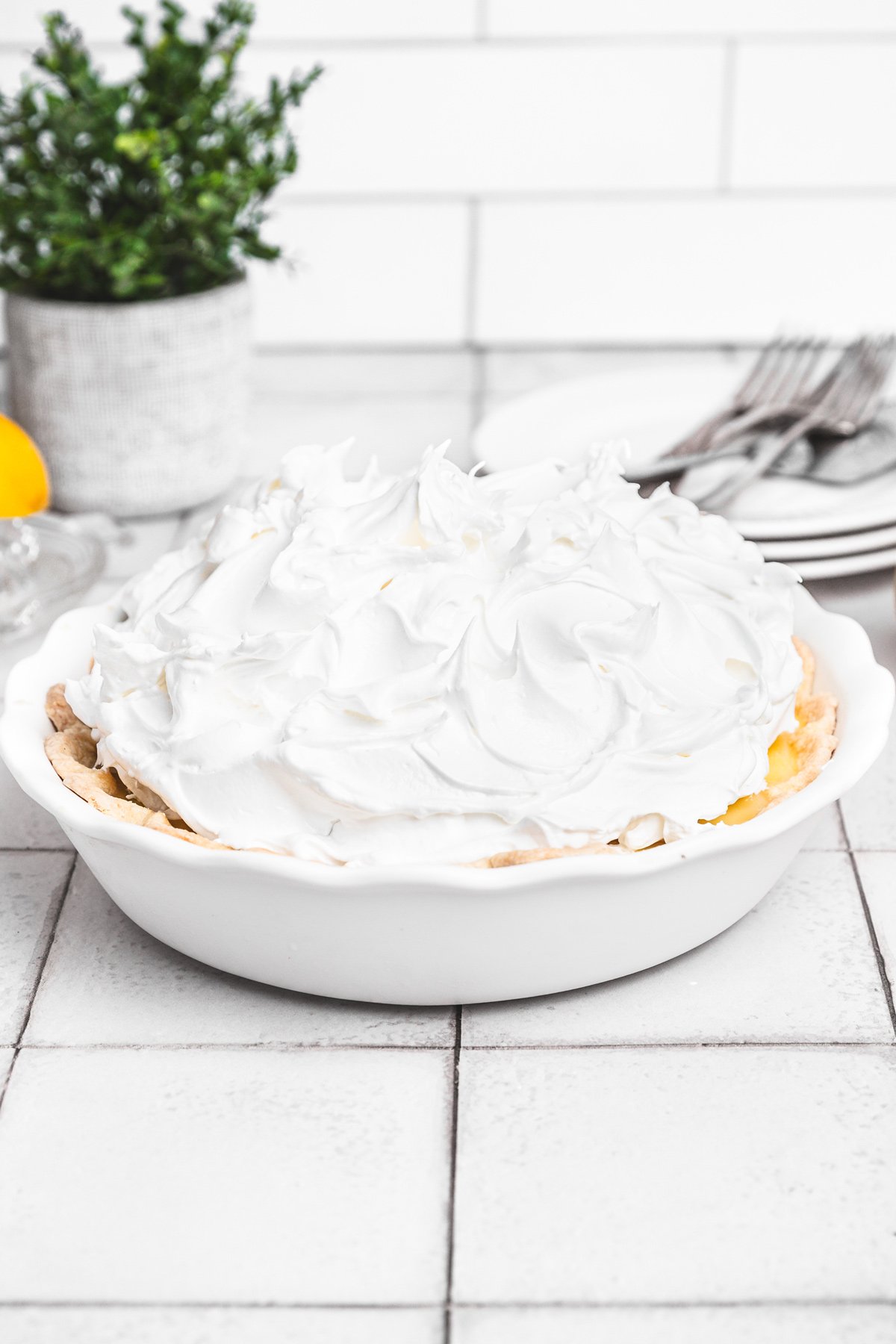 Tarte au citron meringuée cuite avec une meringue dorée dans un plat à tarte
