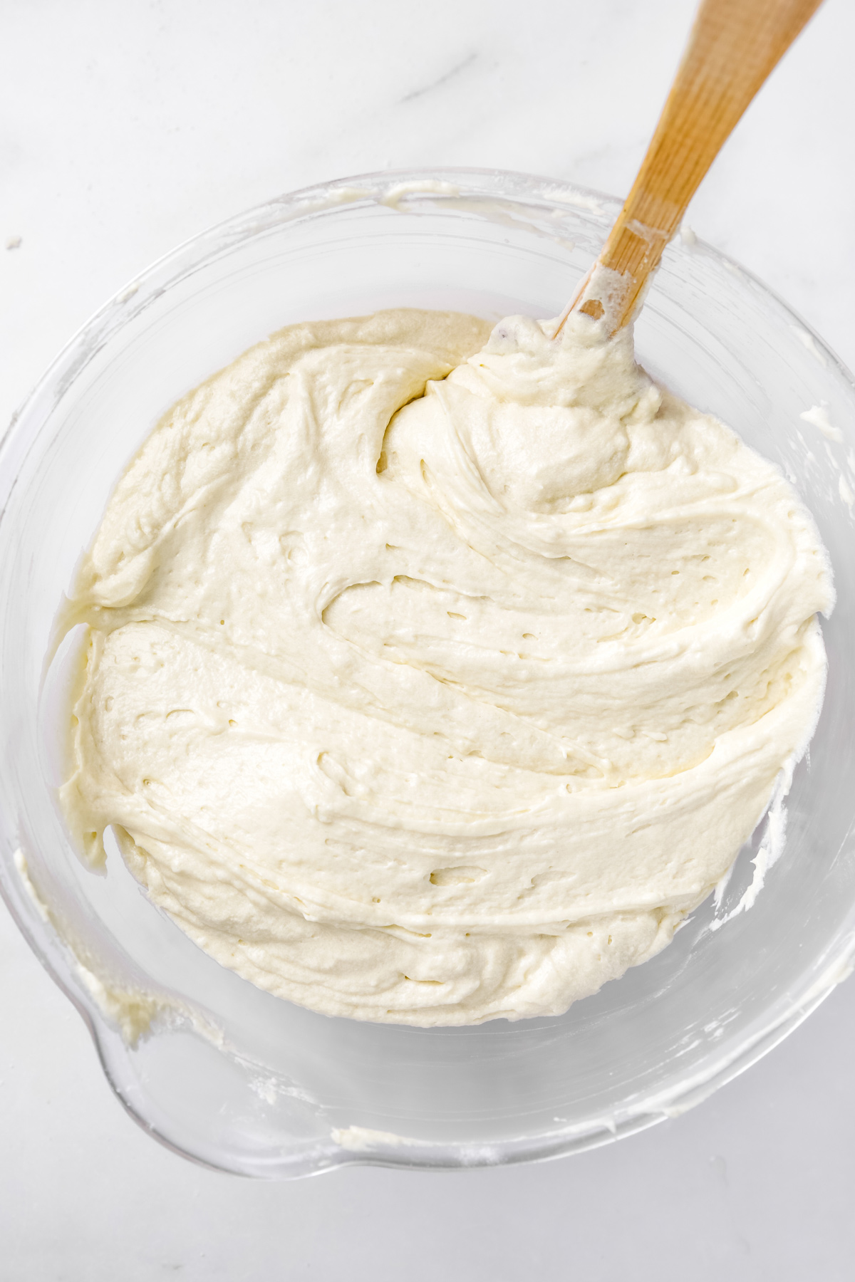 saladier avec pâte à génoises