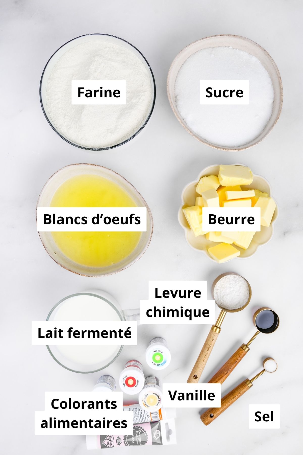 bols avec des ingrédients pour faire les génoises arc en ciel