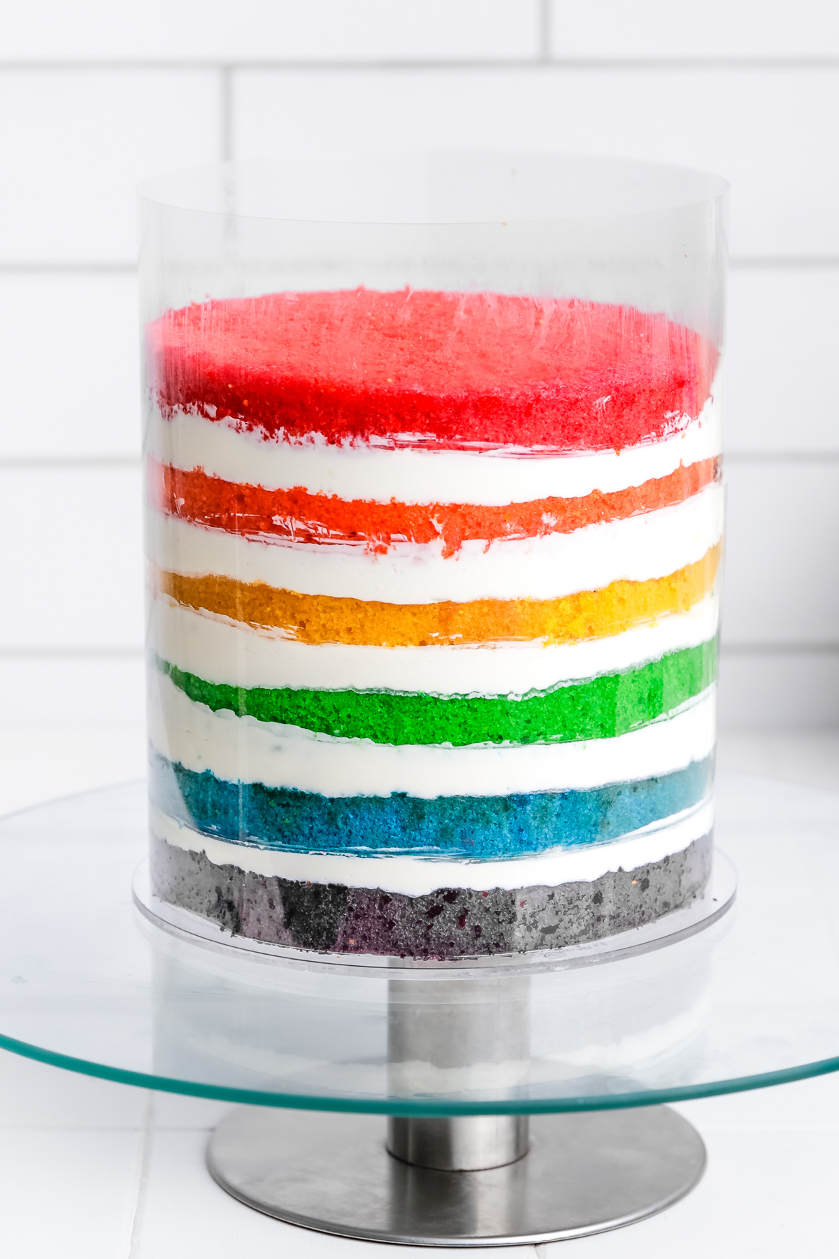 plateau à gâteau tournant avec montage du layer cake arc en ciel