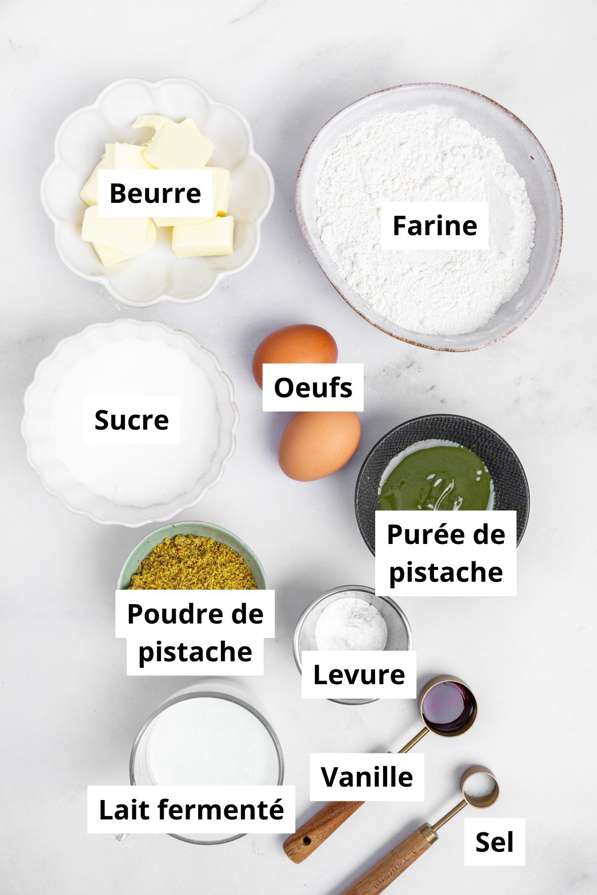 bols avec les ingrédients pour faire les cupcakes pistache