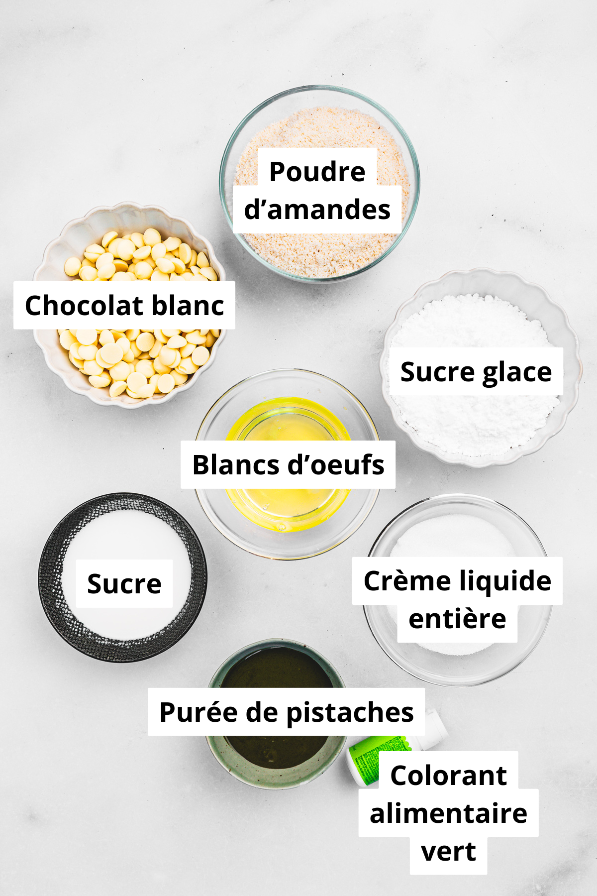 bol avec des ingrédients pour faire les macarons à la pistache