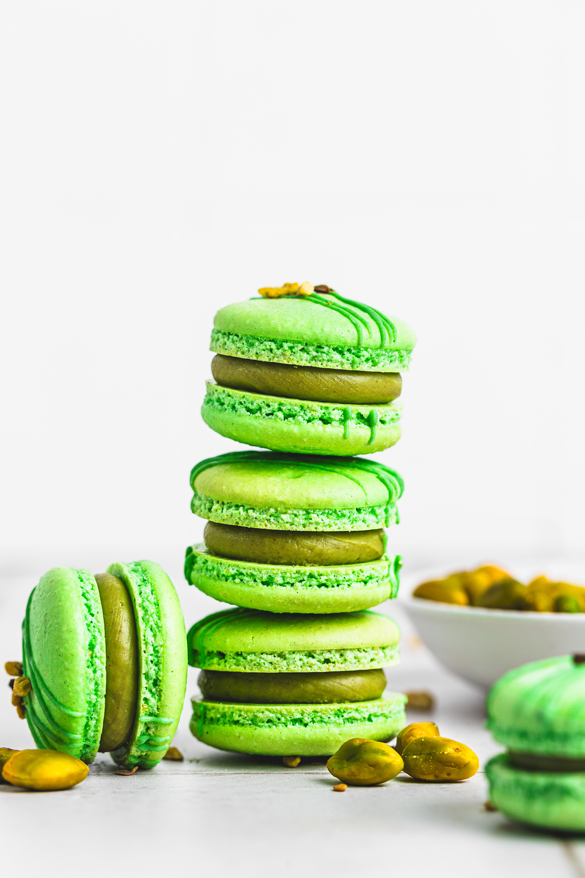 Macaron pistache empilés sur une table