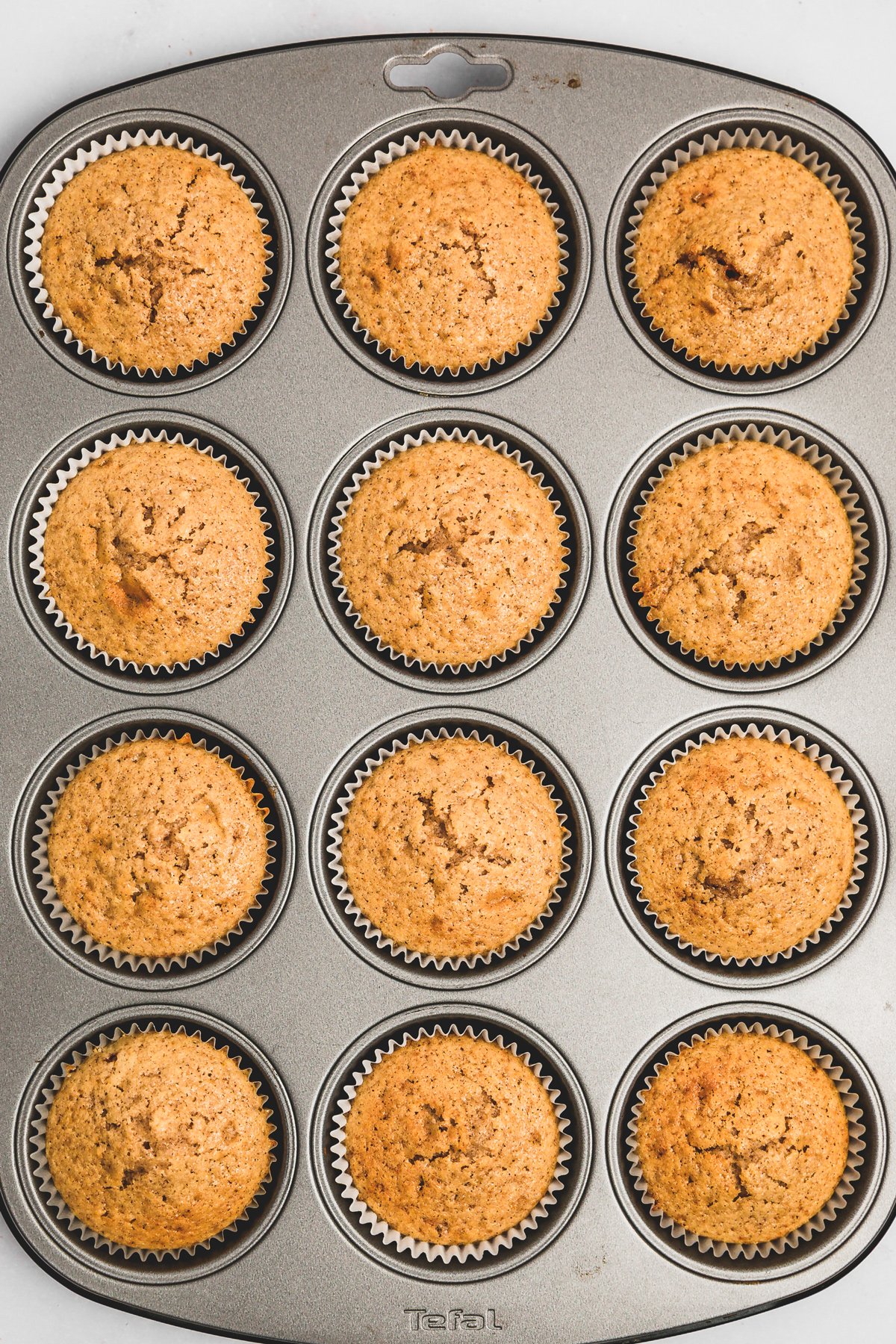 moule à muffin avec ucpcakes cannelle cuits