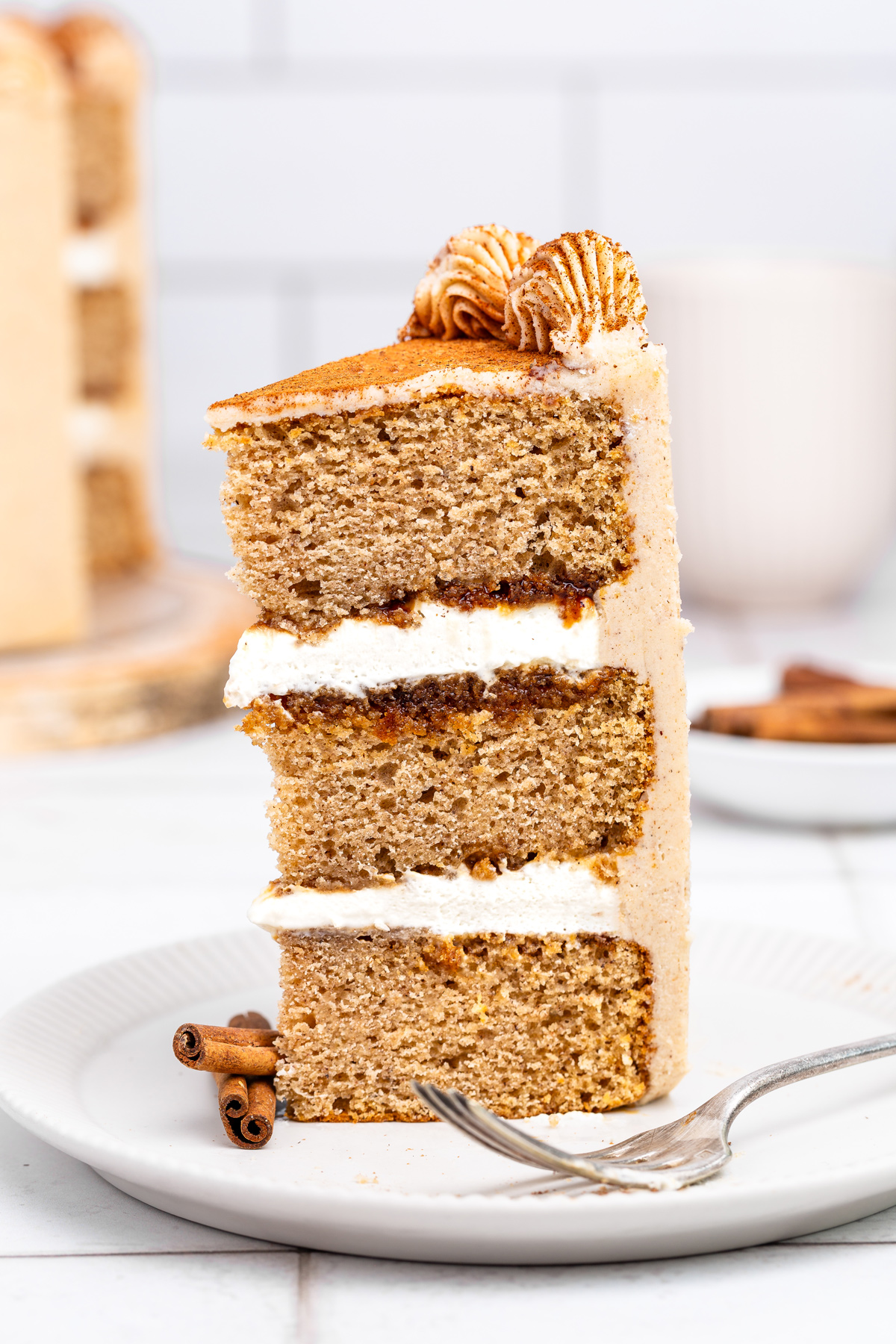 part de cinnam roll cake sur une assiette a dessert
