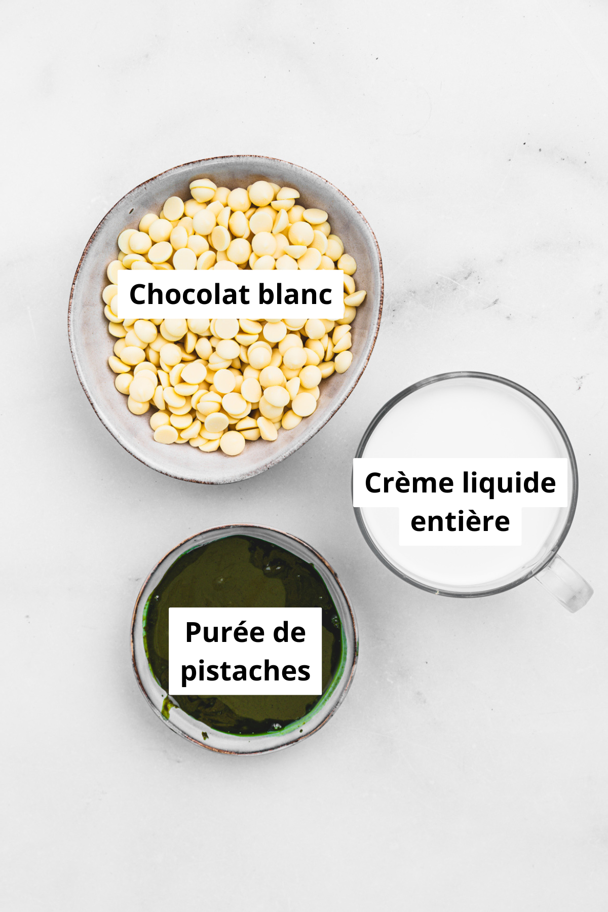 bol avec des ingrédients pour la ganache pistache
