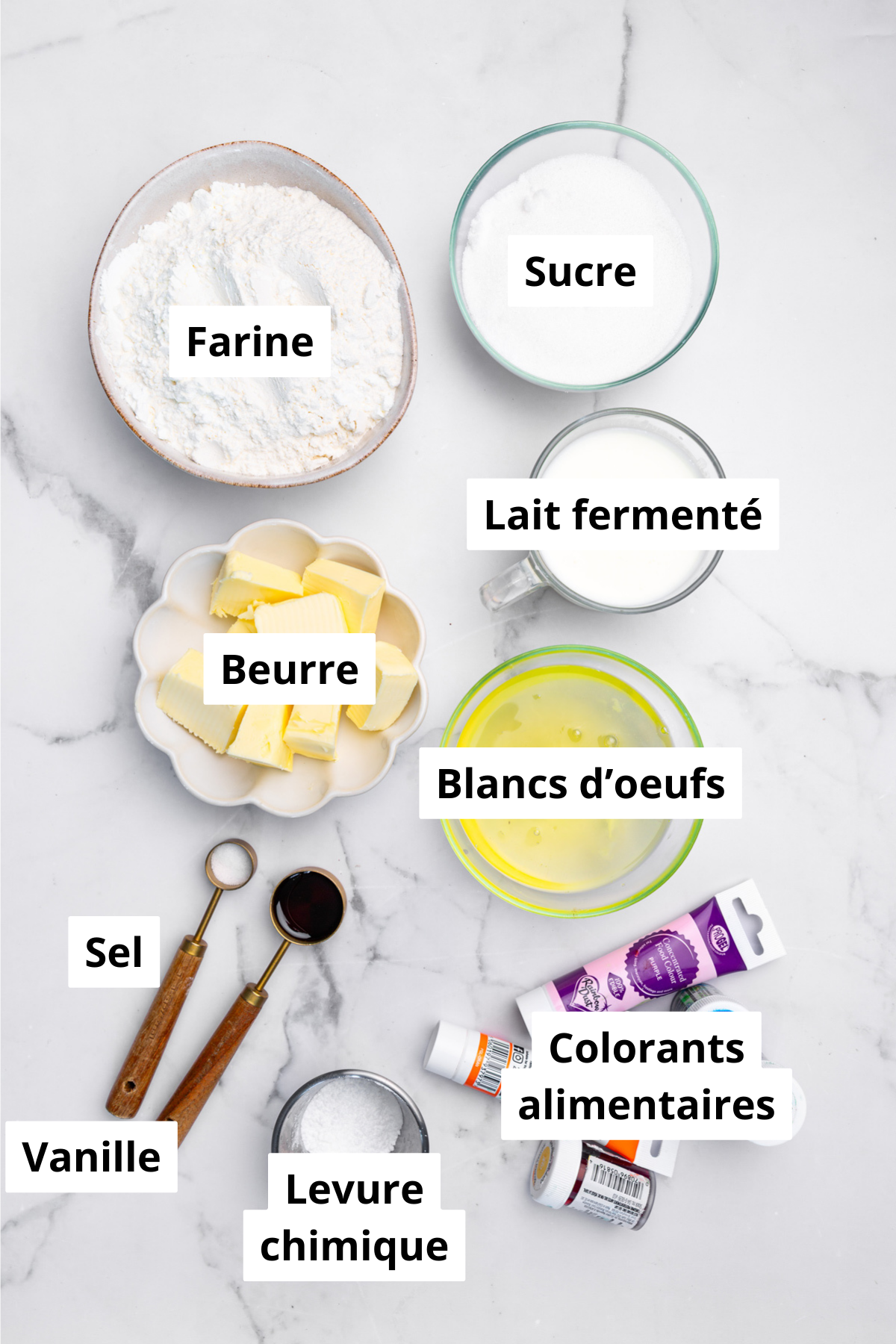 bol avec des ingrédients pour les cupcakes arc en ciel