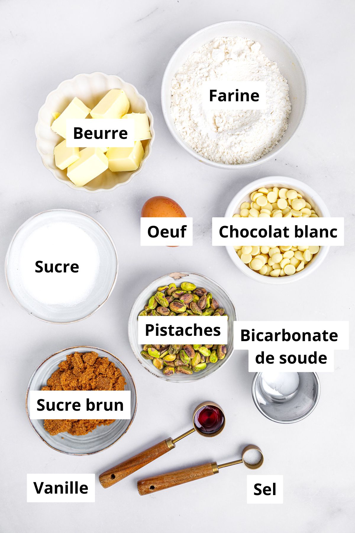 bols avec les ingrédients pour faire les cookies a la pistache