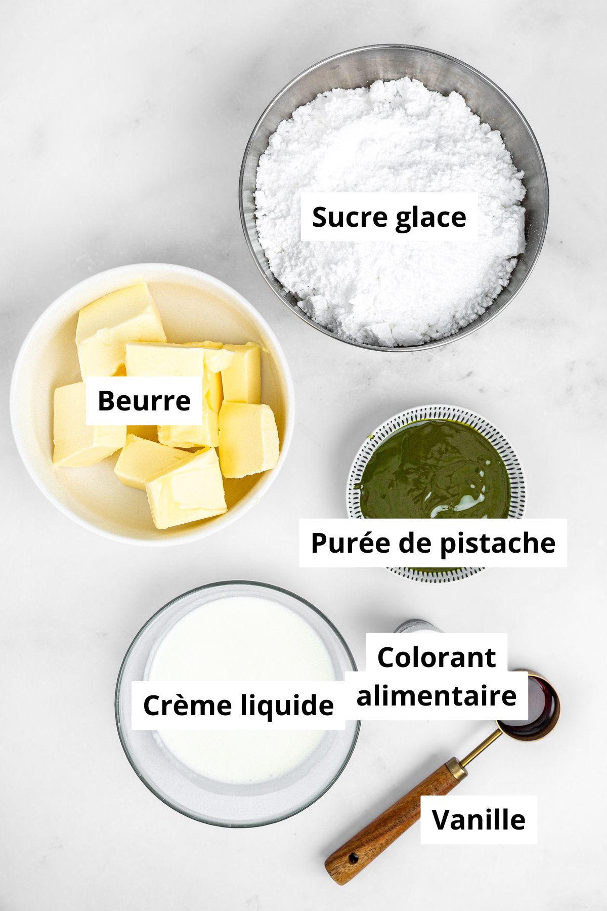 bols avec les ingrédients pour faire la crème au beurre américaine à la pistache
