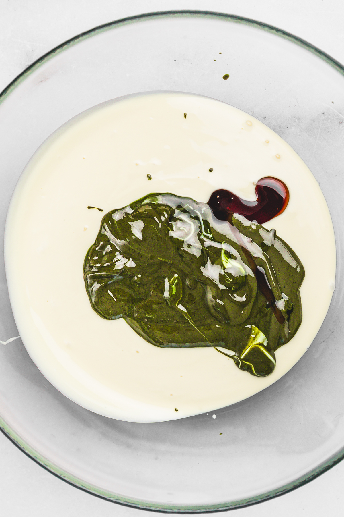 saladier avec chocolat blanc fondu et puree de pistache