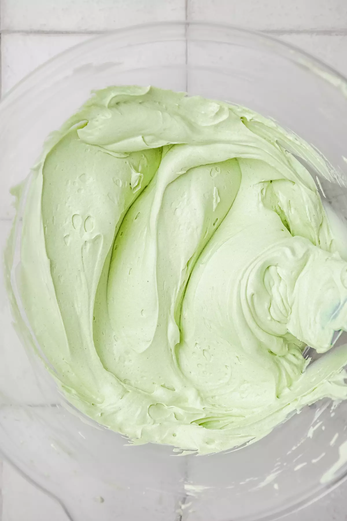 saladier avec le glaçage mascarpone pistache finie