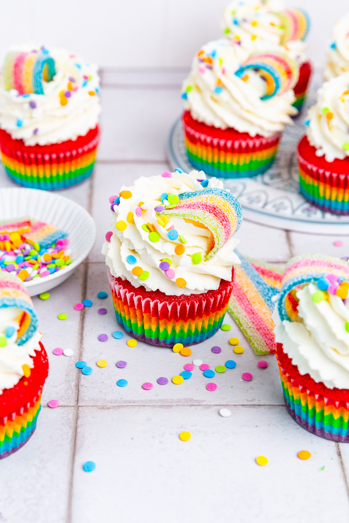 cupcakes arc en ciel sur une table