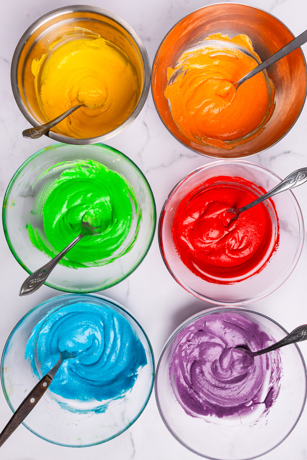 saladier avec pâtes colorés pour les rainbow cupcakes