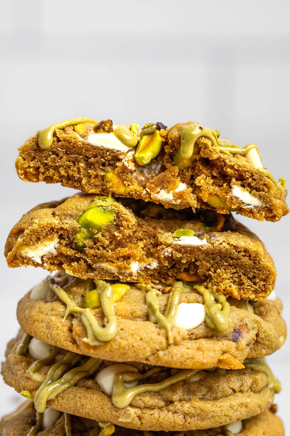 cookies à la pistache empilés avec un cookie coupé en 2