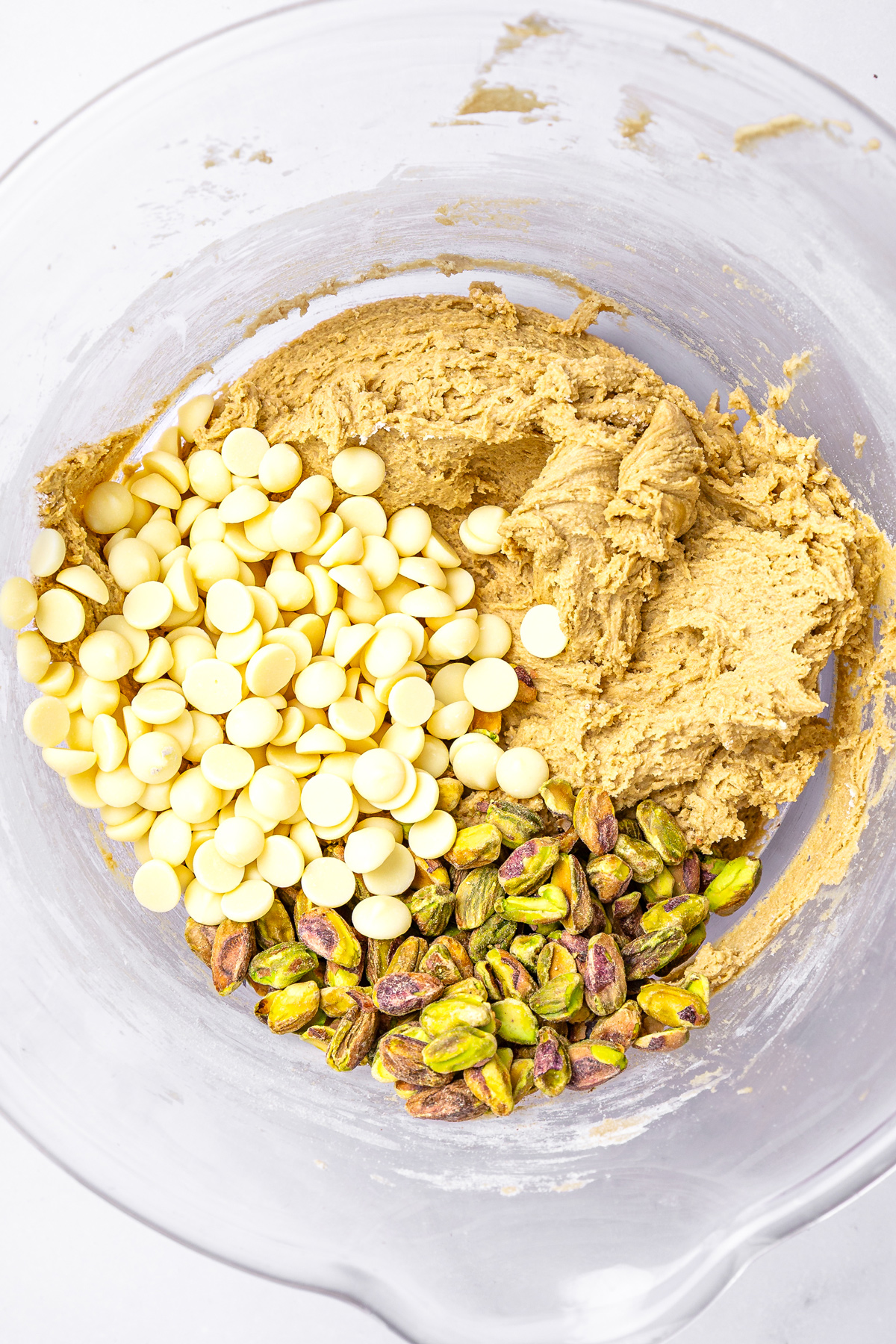 saladier avec pâte à cookies et pépites de chocolat blanc et pistaches grillées