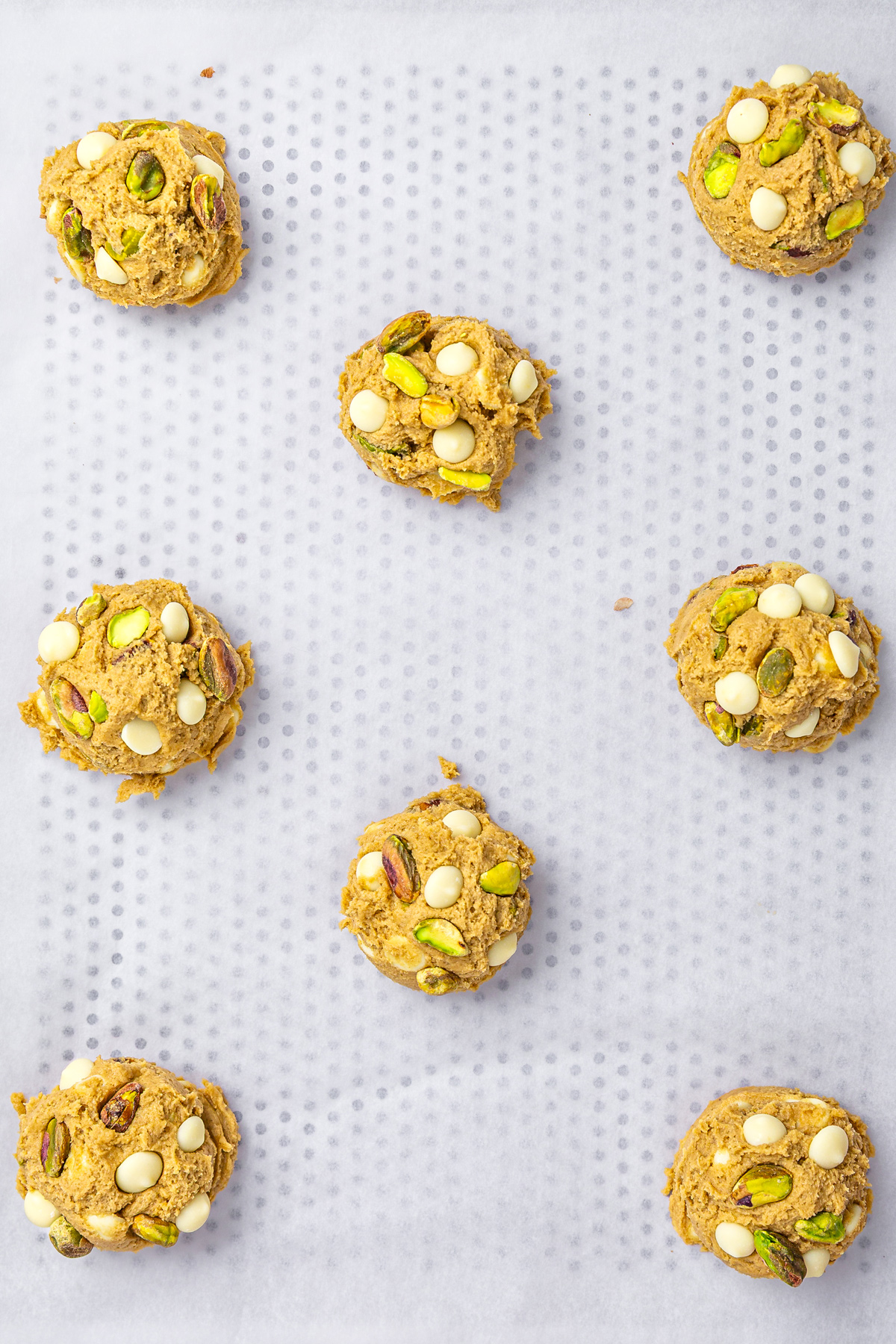 boule de pâte à cookies sur une plaque de pâtisserie avant cuisson