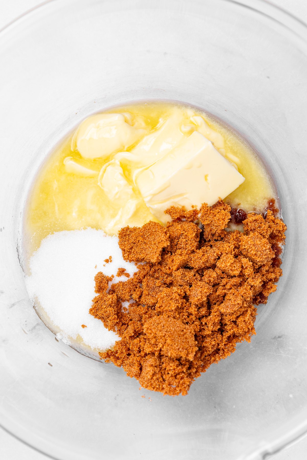 saladier avec beurre ramolli sucre blanc et sucre brun