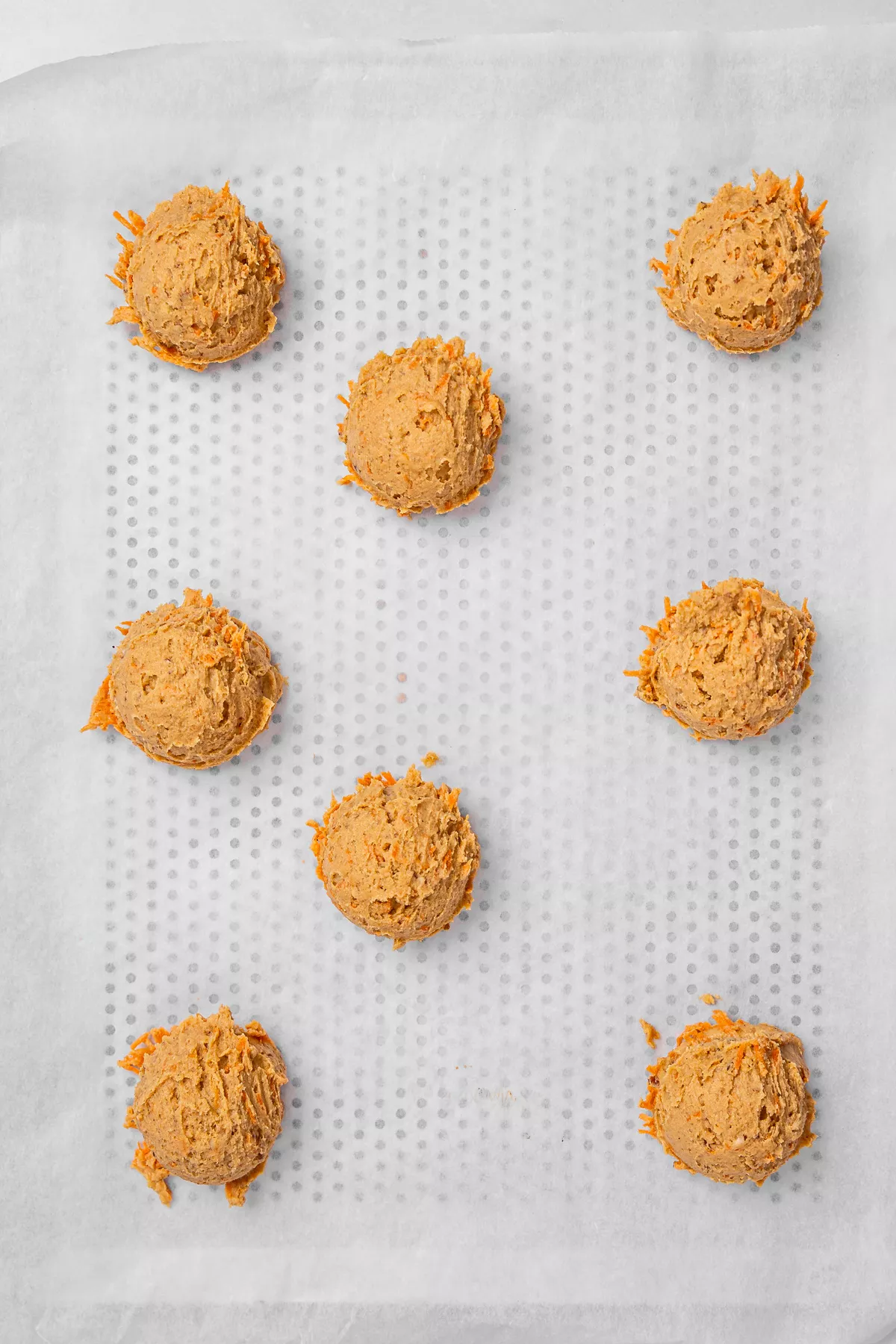 boule de pâte à cookies à la carottes sur une plaque de cuisson