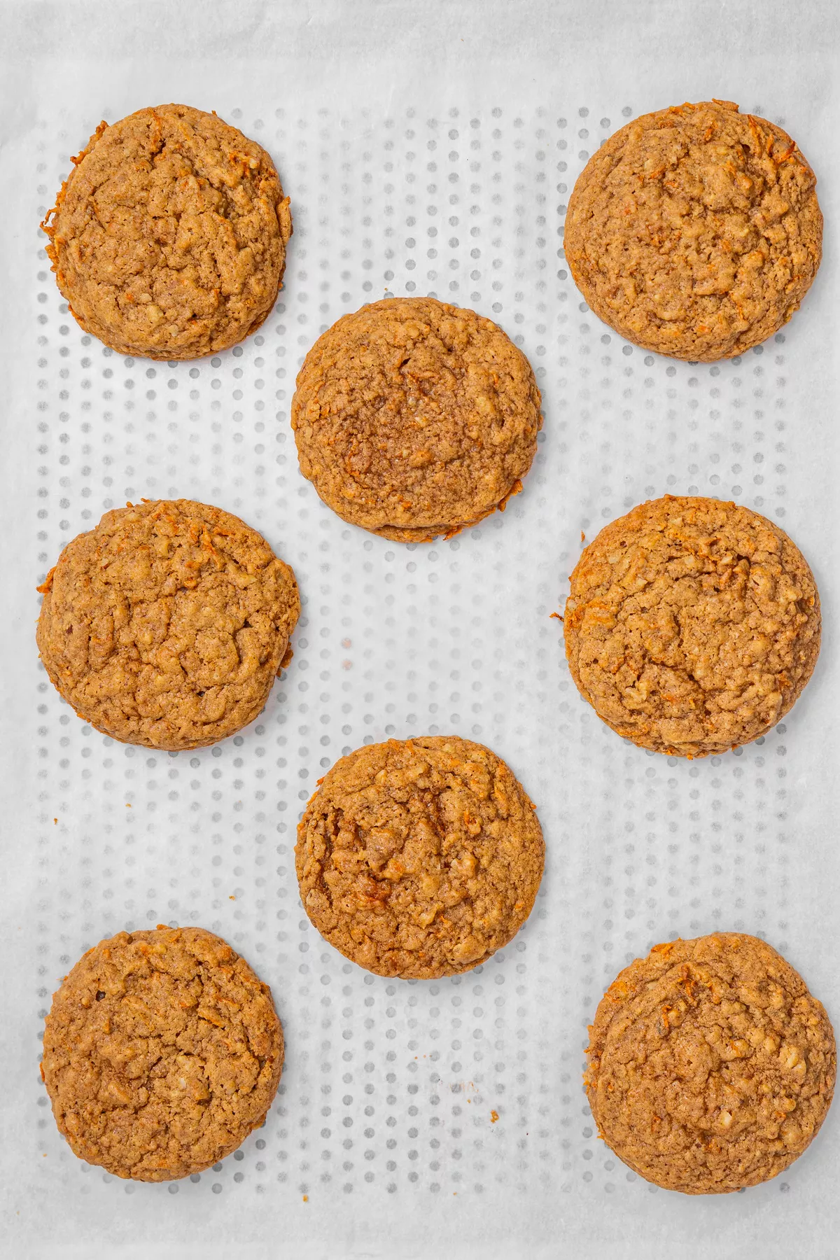 cookies à la carottes cuits sur une plaque de cuisson