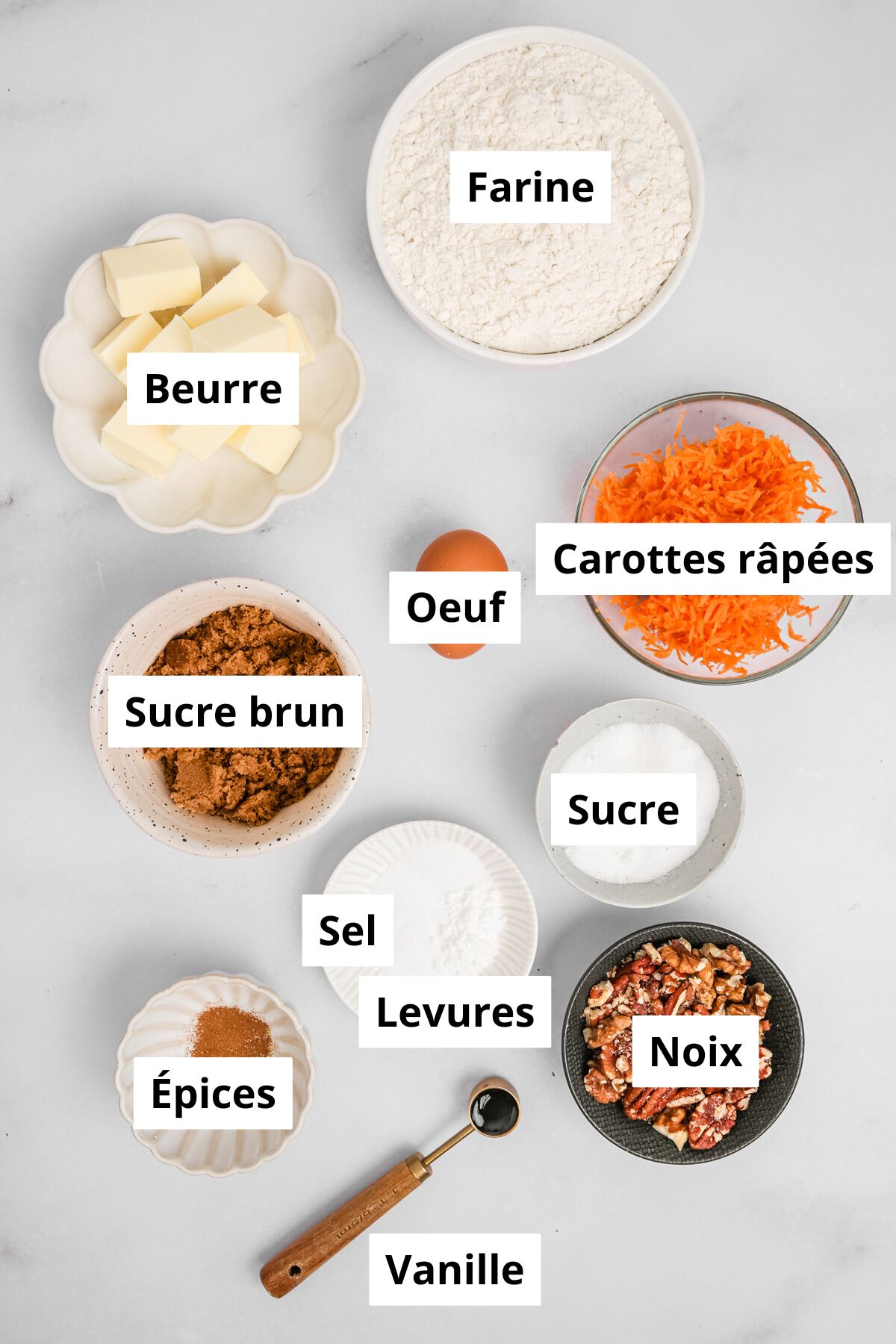 bols avec les ingrédients pour faire les cookies carottes