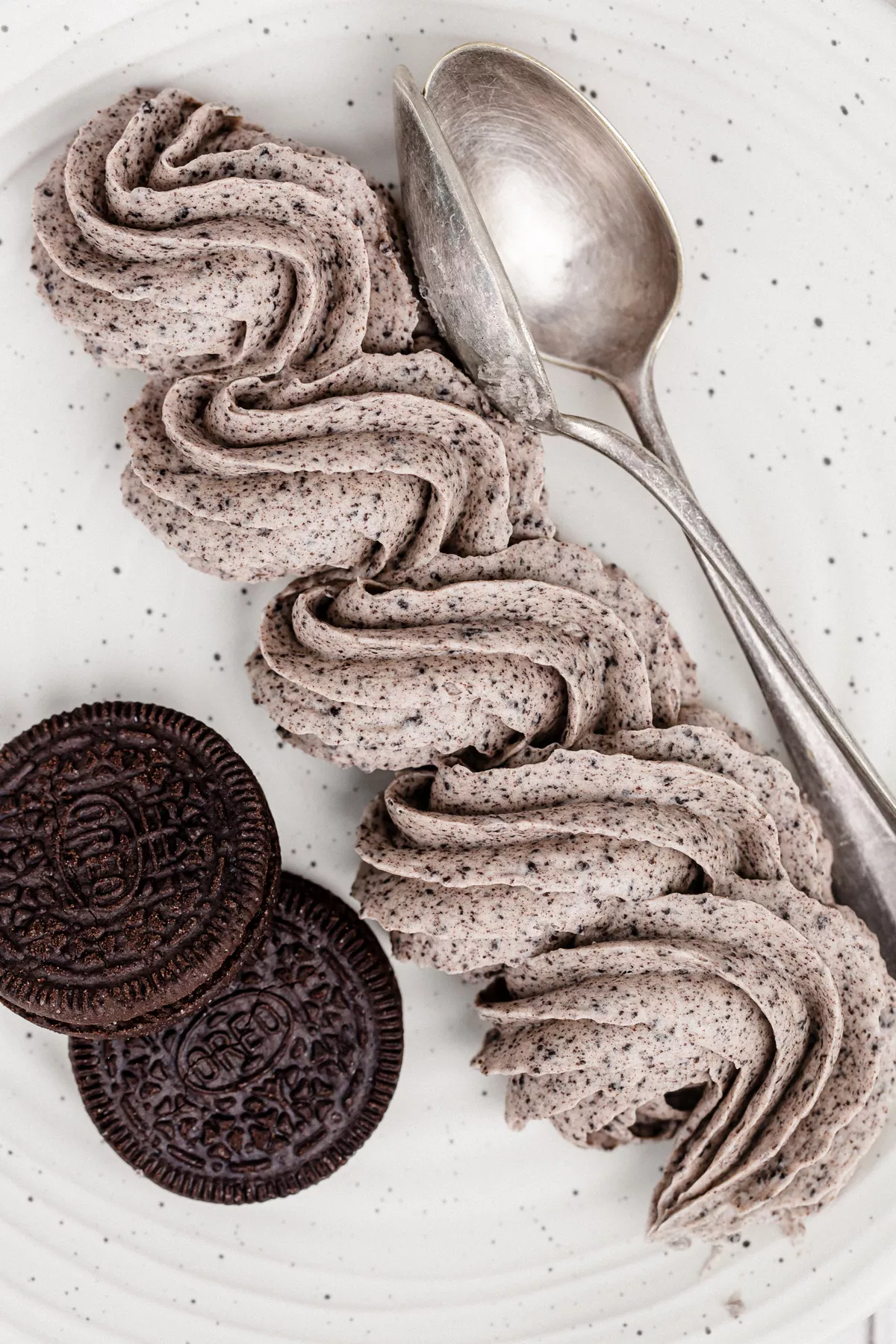 oreo buttercream frosting piped swirl on plate